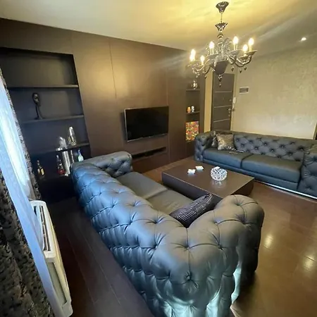 Luxury Centre 公寓 *