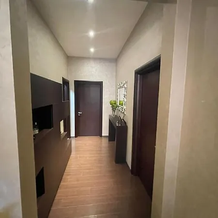 Luxury Centre 公寓