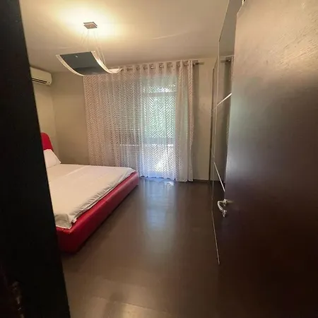 Luxury Centre 公寓